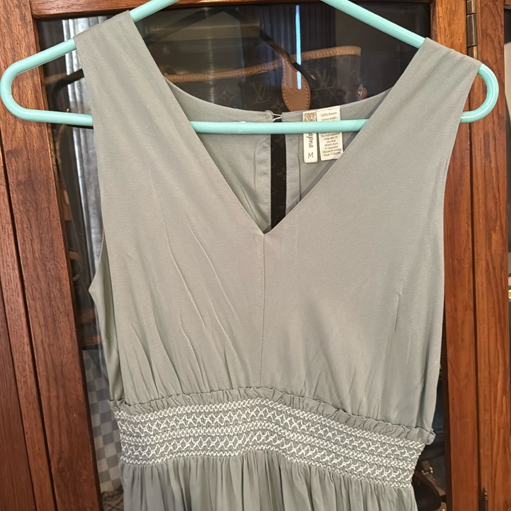 Jumpsuit in olive green with an embroidered accent.